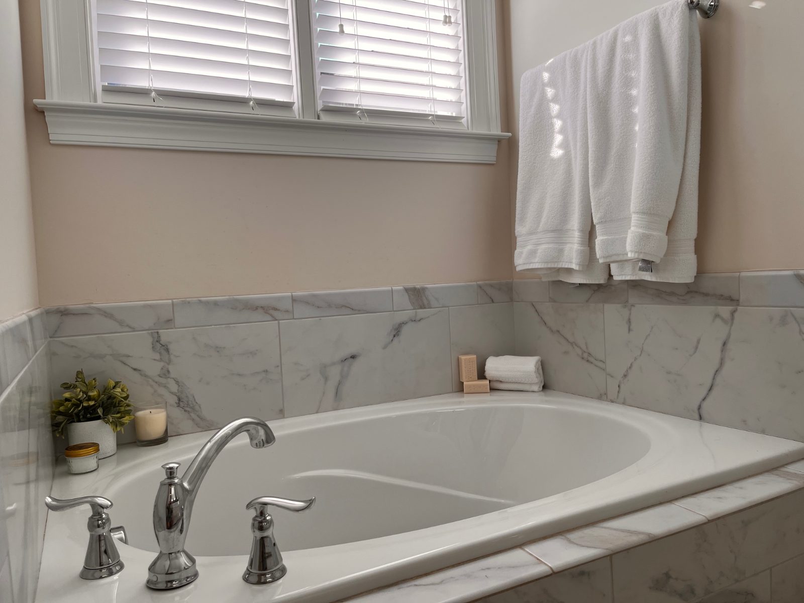 The Clover Commons — Master bedroom · Main floor · King bed
