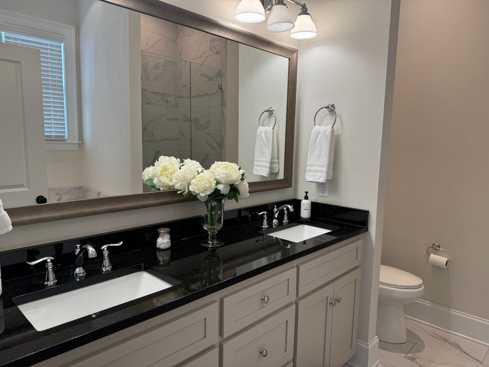 The Clover Commons — Master bathroom · En-suite