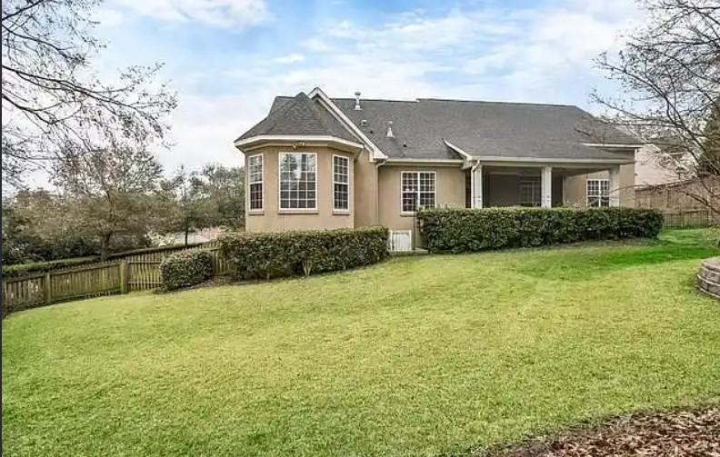 The Ivy Manor — West Lake