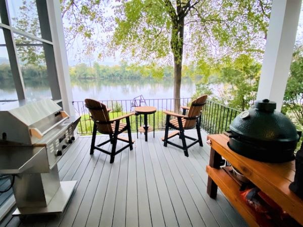 The Hickory Manor — River Club